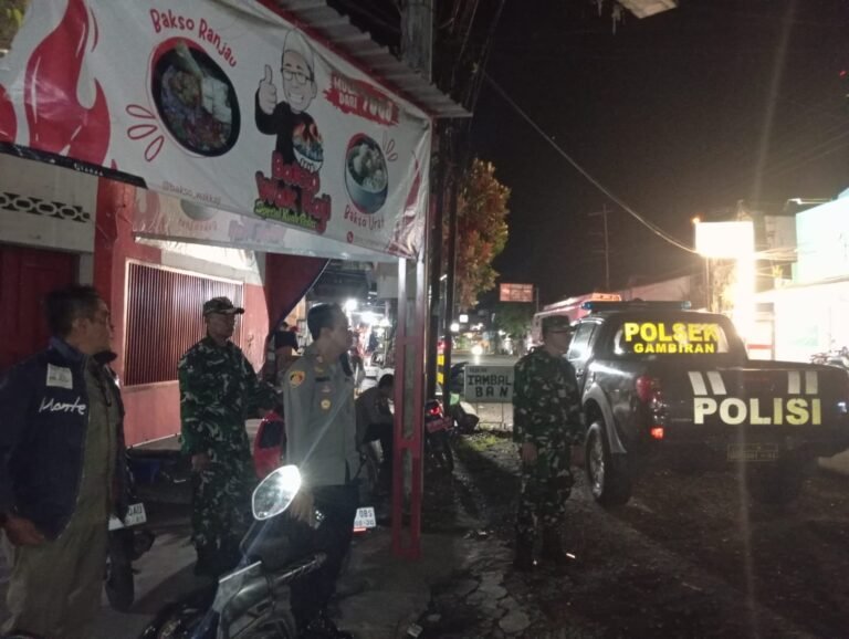 Tanpa Kenal Lelah Personil Koramil 0825/06 Gambiran Intensifkan Patroli, Jaga Keamanan Wilayah Sepanjang Waktu.