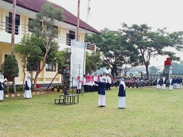 Langkah Tegap Babinsa Koramil 0825/06 Gambiran di dapuk Menjadi Irup di SMK Muhammadiyah 9 Gambiran.