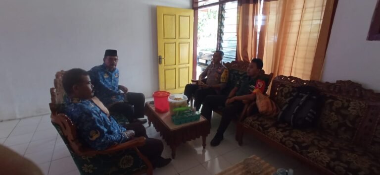 Babinsa Yosomulyo Perkuat Sinergi, Datangi SMP Negeri 1 Gambiran dan Jalin Silaturahmi dengan Kepala Sekolah.