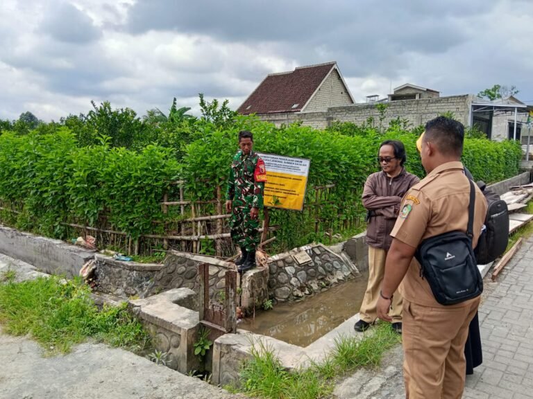 Babinsa Koramil 0825/06 Gambiran Terus Kawal, Perkuat Ketahanan Pangan Melalui Pemeliharaan Saluran Irigasi.