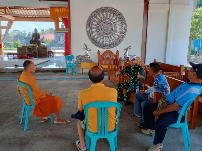 Perkuat Kerukunan Umat Beragama, Babinsa Koramil 0825/06 Gambiran Bersilaturahmi dengan Tokoh Agama Budha Di vihara Dhamma Haja.