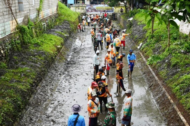 Jelang HUT Korem 083/Bdj, Kodim 0825 Banyuwangi Gelar Karya Bakti Bersihkan Sungai di Pesanggaran