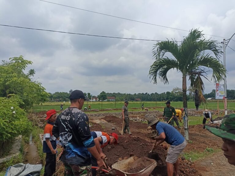 Danramil 0825/06 Gambiran Beserta Anggota Laksanakan Karya Bhakti Pengurukan Pondasi Pembangunan KDKMP. 