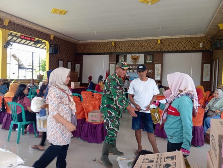 Babinsa Desa Wringinrejo Koramil 0825/06 Gambiran Aktif Dampingi Penyaluran BLT, Pastikan Tepat Sasaran.