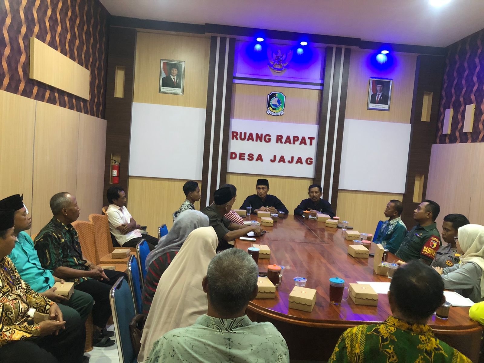 Babinsa Desa Jajag Serda Sofyan Andrianto Hadiri Kegiatan Musyawarah dengan staf Desa Jajag.