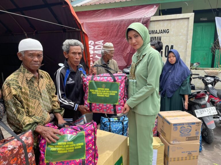Sentuhan Kepedulian Ketua Umum Persit KCK untuk Warga Lumajang Terdampak Erupsi Semeru