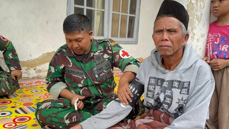Kodim 0821 Bersama Polkes dan Kesdam V/Brawijaya Gelar Pemeriksaan Kesehatan serta Edukasi Kebencanaan di Supiturang