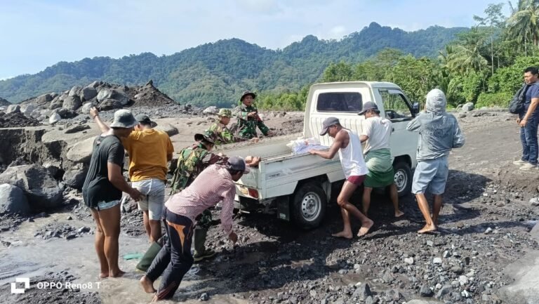Anggota Kodim 0821 Lumajang Bantu Warga Dorong Pick Up di Jalan Terjal Pascabencana Erupsi Semeru