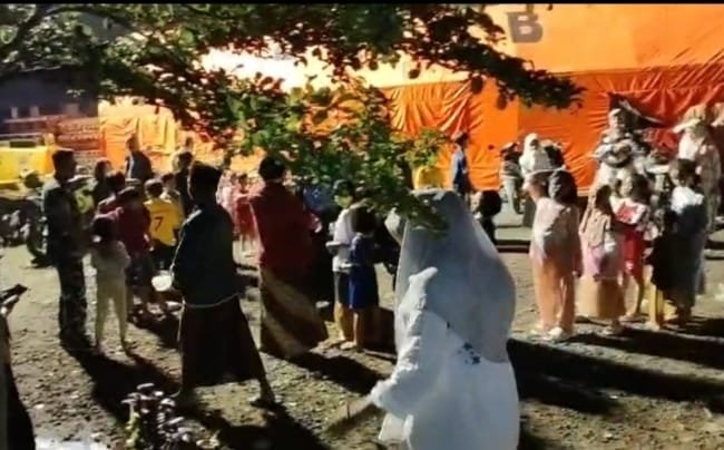 Mengusir Trauma Lewat Permainan: Langkah Humanis Babinsa Oro-Oro Ombo di Pengungsian Semeru
