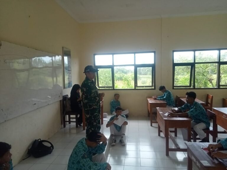 Babinsa Wringinagung Koramil 0825/06 Gambiran Aktif Membentuk Generasi Bangsa, Tanamkan WSbang dan Kedisiplinan di SMK Muhammadiyah 9 Gambiran.