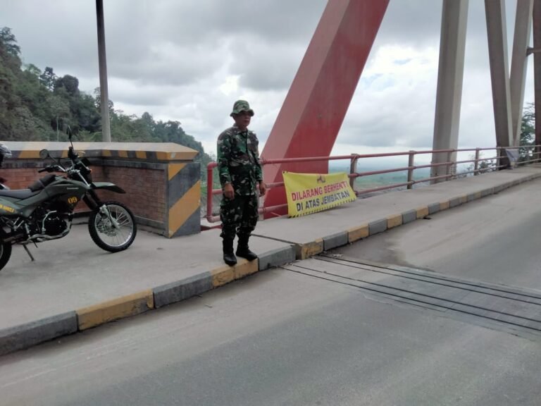 Personel Kodim 0821 Perketat Penyekatan dan Bantu Kelancaran Lalin di Jembatan Besuk Kobokan Pasca Erupsi Semeru