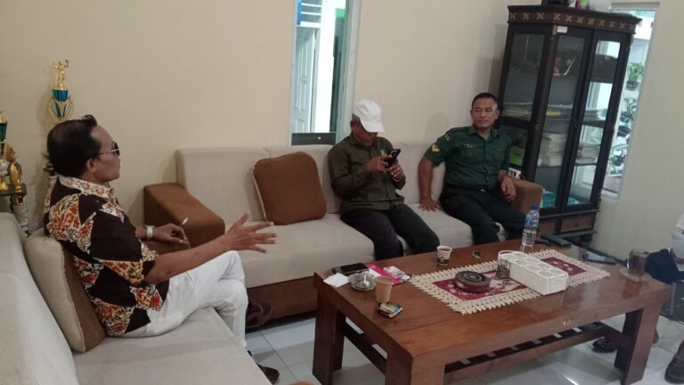 Babinsa Gambiran perkuat Sinergitas di Desa Dengan Hadir Langsung Ke Kantor Desa.