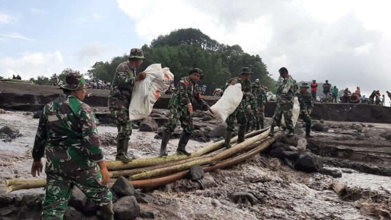 Aksi Humanis TNI Lumajang Dampingi Warga Gunakan Jembatan Darurat Sungai Regoyo