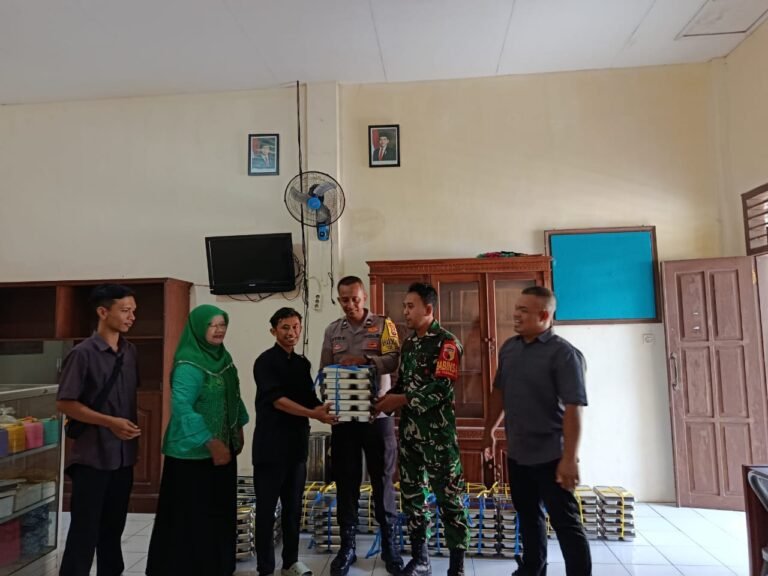 Babinsa Desa Yosomulyo Aktif Monitor Dapur MBG, Pastikan Distribusi Gizi Tepat Sasaran.