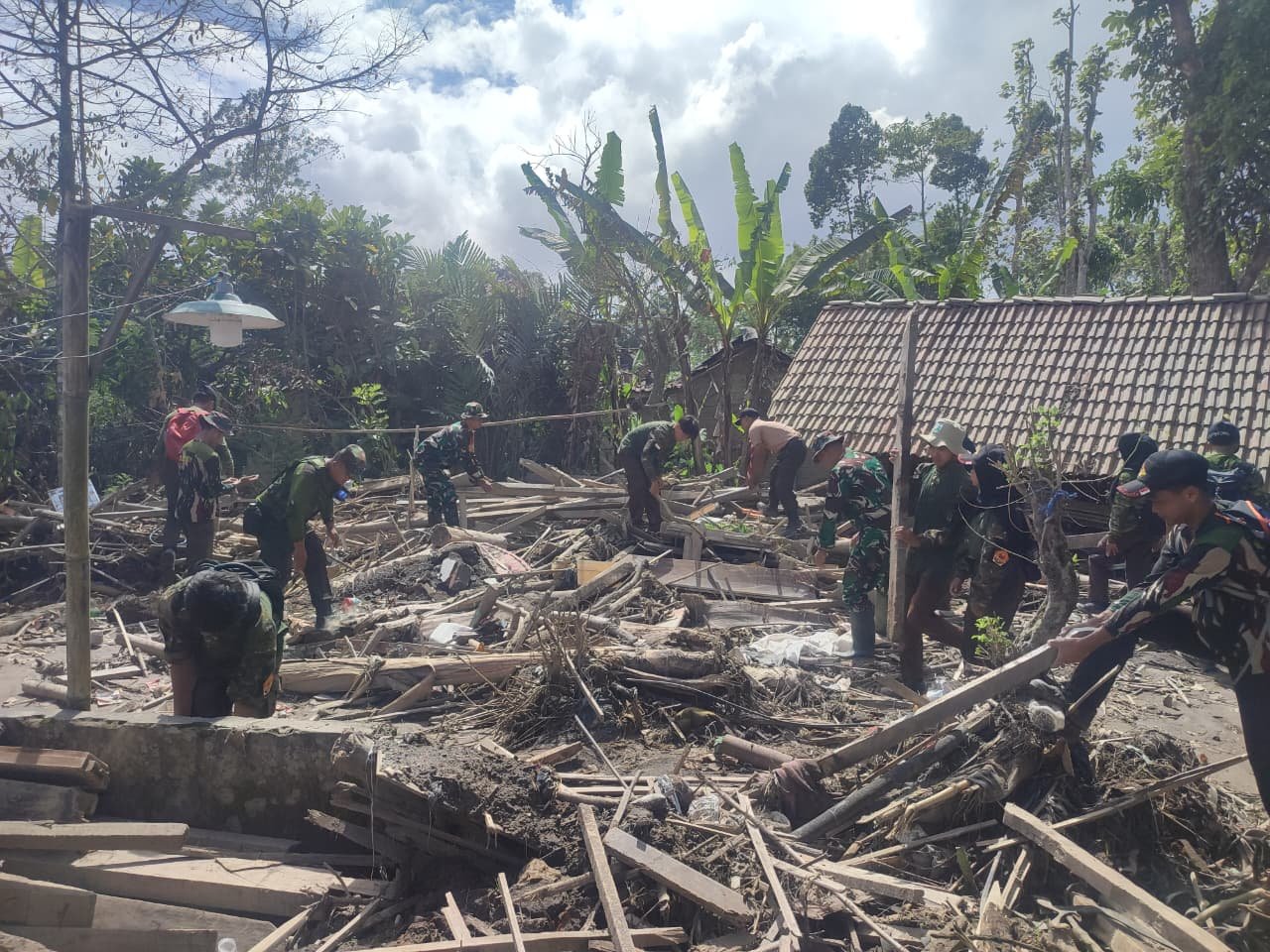 Gandeng Saka Wira Pramuka, Personel TNI Lumajang Bersihkan Puing Rumah Warga Terdampak Lahar Dingin Semeru