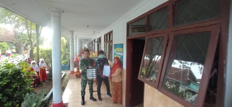 Babinsa Desa Yosomulyo Kawal Distribusi Makanan Sehat ke Sekolah, Jamin Asupan Gizi Tepat untuk Siswa.