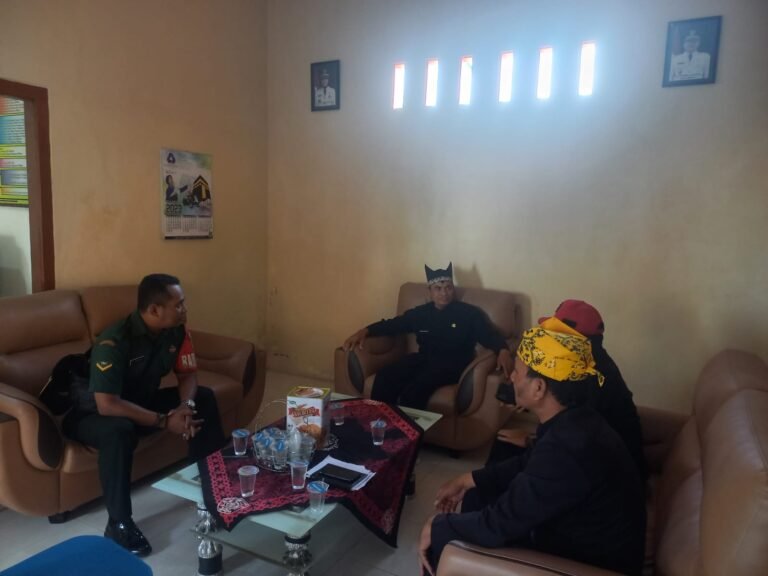 Pererat Sinergitas, Babinsa Gelar Komsos Produktif Bersama Perangkat Desa untuk Perkuat Ketahanan Wilayah.