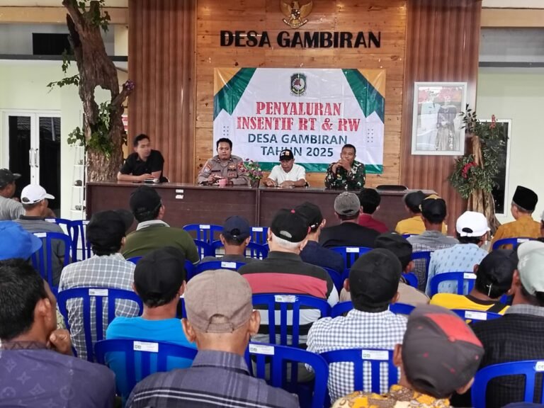 Pererat Sinergitas, Babinsa Desa Gambiran hadiri Penyerahan Insentif RT dan RW.