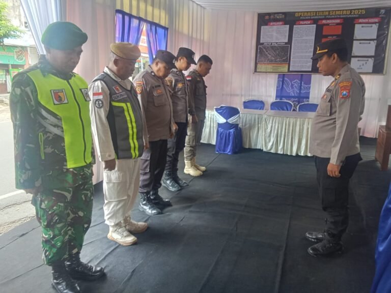 Sinergi Tanpa Batas Personel Koramil 0825/06 Gambiran Bersama 3 Pilar Gelar Apel Pengamanan Nataru di Pos Terpadu.
