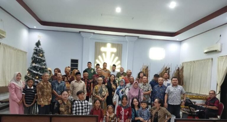Pererat Toleransi, Babinsa Desa Yosomulyo Hadiri Safari Natal Tingkat Desa.