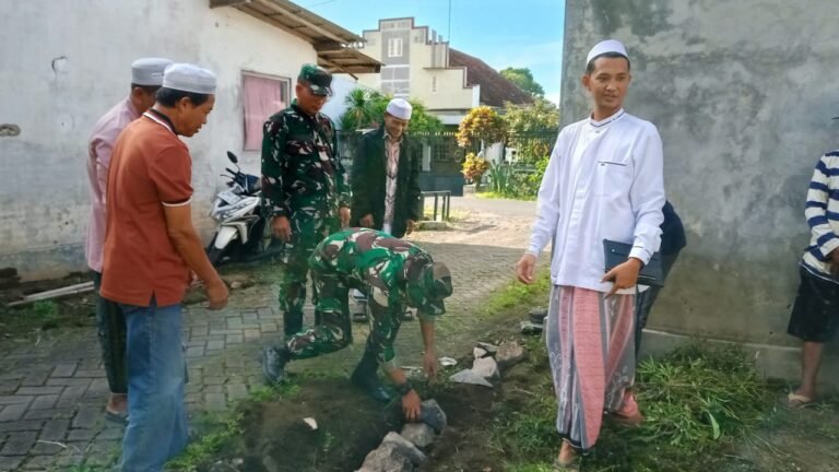 Babinsa Yosomulyo Hadiri Peletakan Batu Pertama Pembangunan Dapur Umum Makan Bergizi Gratis.