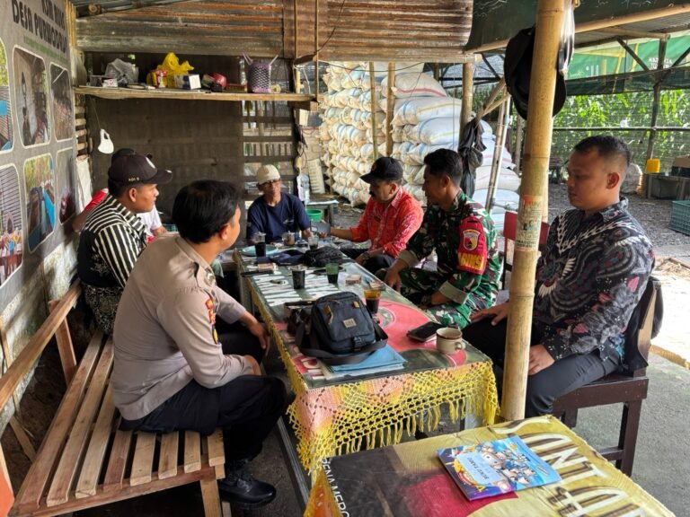 Pecah Suasana, Aksi Humoris Babinsa Saat Ngopi Bareng Sukses Rebut Hati Warga.