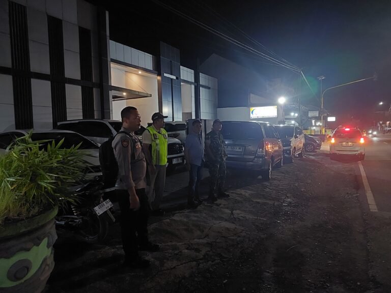 Pastikan Kehangatan Natal, Babinsa Koramil 0825/06 Gambiran Terjun Langsung Amankan Ibadah Natal.