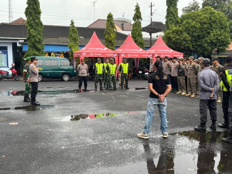 Perkuat Sinergitas, Personel Koramil 0825/06 Gambiran Gelar Apel Gabungan Pengamanan Malam Tahun Baru 2026.