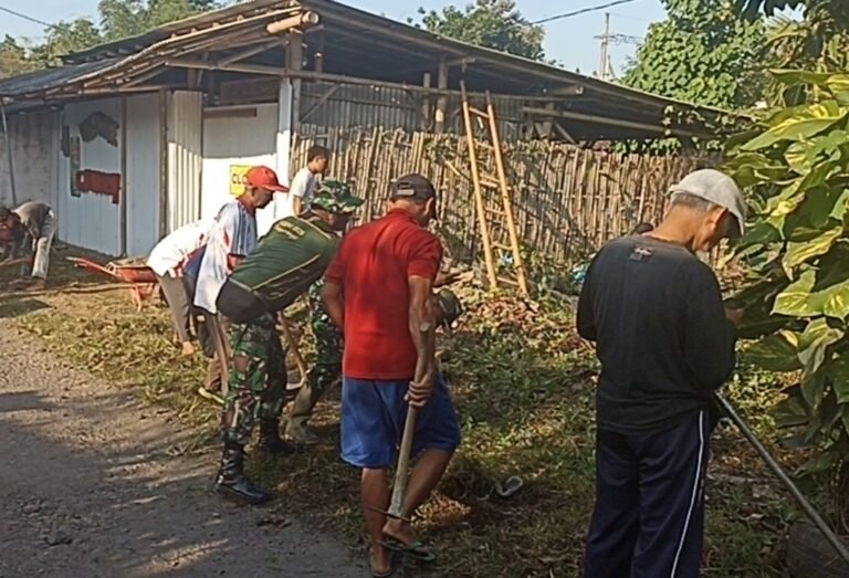 Siaga Musim Hujan Personil Koramil 0825/06 Gambiran Turun Tangan Bersihkan Lingkungan dan Saluran Air.