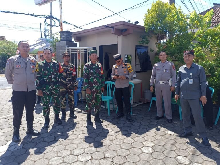 Jamin Keamanan Ibadah, Forkopimka Gambiran Gelar Patroli Gabungan Ke sejumlah Gereja.