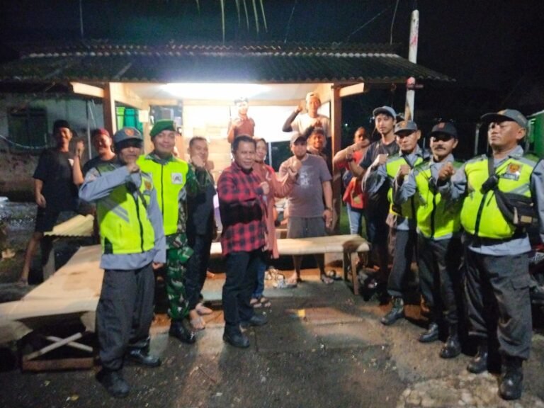 Jaga Kondusifitas Malam Pergantian Tahun, Babinsa dan Perangkat Desa Wringinagung Gelar Patroli.