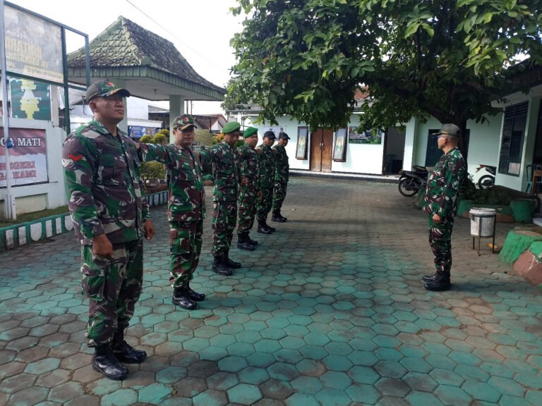 Perkuat Disiplin Prajurit, Bati Tuud Koramil 0825/06 Gambiran Pimpin Apel pagi dan Jam Komandan.