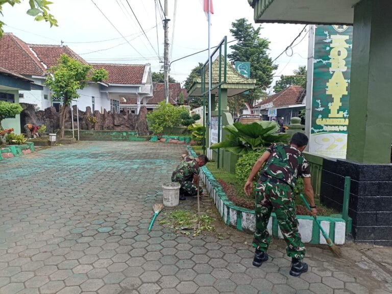 Wujudkan Lingkungan Sehat, Personel Koramil 0825/06 Gambiran Gelar Aksi Bersih Pangkalan dengan Penuh Semangat.