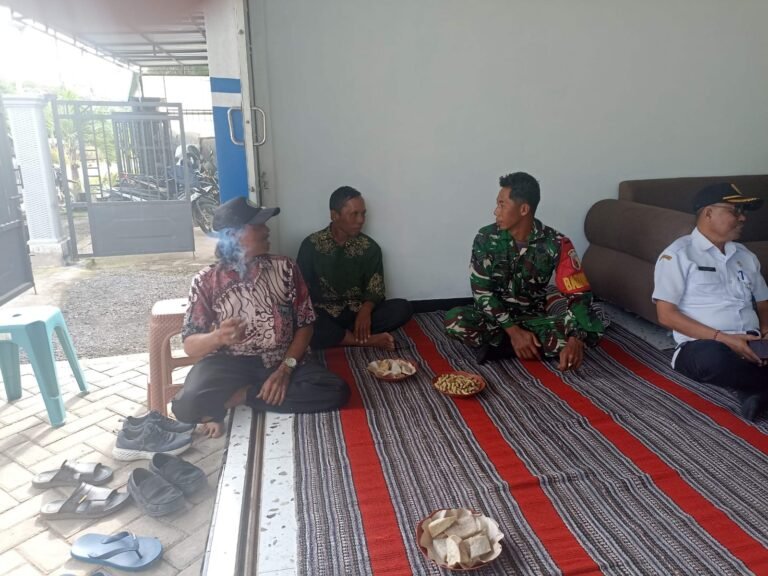 Pererat Silaturahmi, Babinsa Desa Purwodadi Kecamatan Gambiran Gelar Komsos Bersama Kelompok Tani Guna Dukung Ketahanan Pangan.