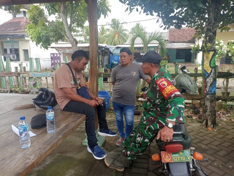 Bukan Cuma Jaga Desa, Babinsa Wringinrejo Ternyata Ahli “Terapi Kopi” dan Curhat.