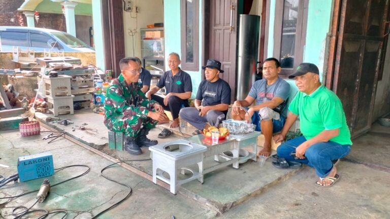 Pererat Silaturahmi, Bati Tuud Koramil 0825/06 Gambiran Gelar Komsos Bersama Anggota Rafi Kecamatan Gambiran.