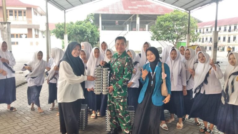 Tanpa Lelah, Babinsa Terus Kawal Distribusi Makan Bergizi Gratis di sekolah.