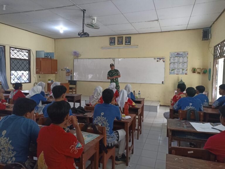 Tumbuhkan Minat Generasi Muda, Babinsa Wringinagung Sosialisasi Penerimaan Prajurit TNI AD di SMAN 1 Gambiran.