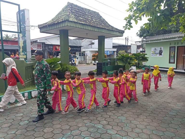 Markas Koramil 0825/06 Gambiran “Diserbu” Puluhan Murid TK Al-Mutaqien Gambiran.