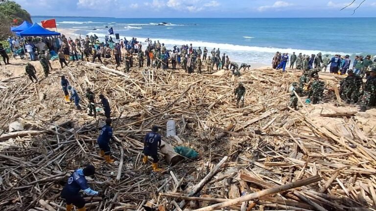 Sinergi Tanpa Batas TNI dan Warga ‘Geruduk’ Pantai Pancur Bersihkan Sampah Kayu