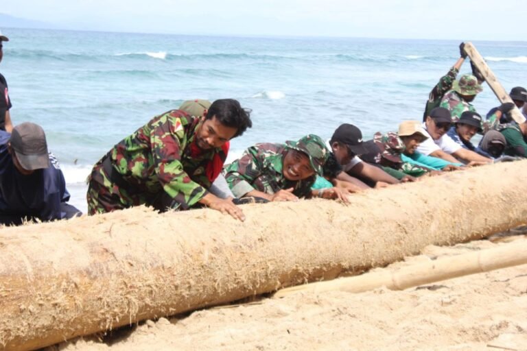 Aksi Nyata di Pantai Pancur Kodim 0825/Banyuwangi dan Warga Bersatu Lewat Gerakan ASRI