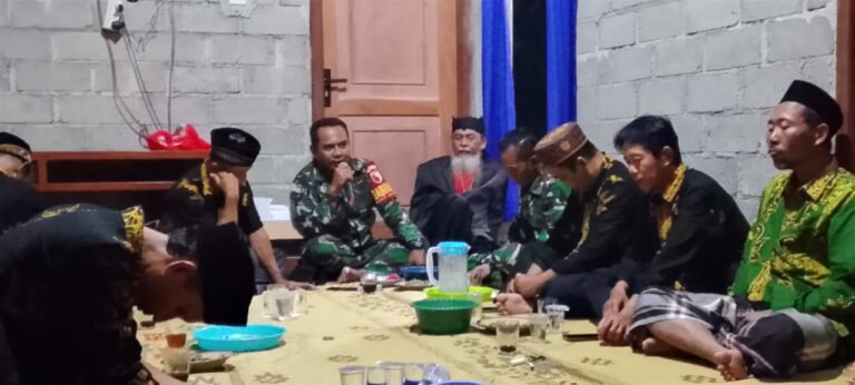 Babinsa Jajag Hadiri Pertemuan Rutin Warga Dusun Yosowinangun.