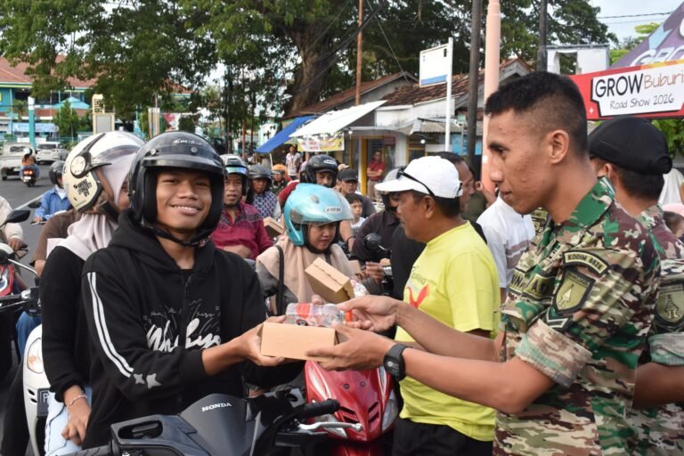 Ramadan Menginspirasi di Banyuwangi: Giat Bagi Takjil dan Kampanye Kreatif Rekrutmen Prajurit TNI Menggema di Depan Kantor Kodim 0825/Banyuwangi