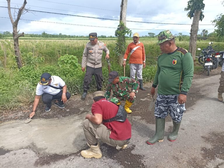 Personil Koramil 0825/06 Gambiran Bersama Forpimka dan Pemdes Wringinagung Tambal Jalan Menuju Akses Pendidikan.