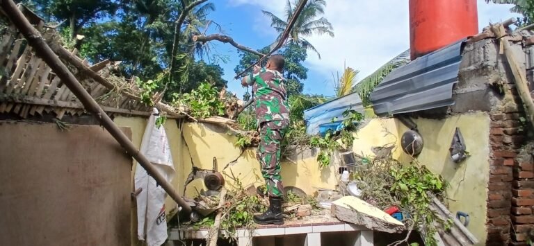 Dapur Warga Tertimpa Pohon Akibat Puting Beliung, Personel Koramil 0825/06 Gambiran Sigap Turun Tangan.