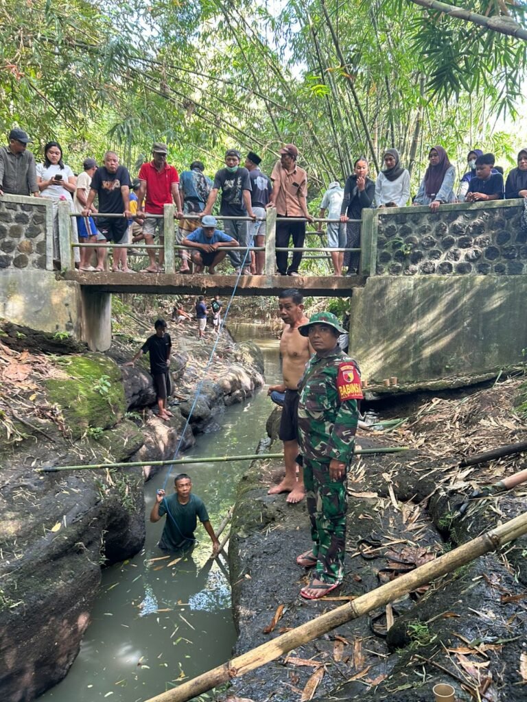 Aksi Cepat Babinss Jajag Bantu Evakuasi Anak Hanyut dan Kawal Hingga ke Rumah Sakit.
