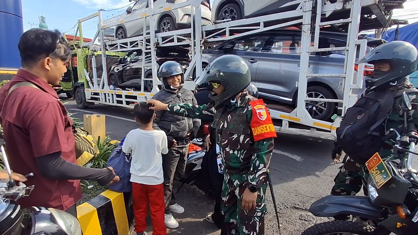 Dandim 0825/Banyuwangi Terjun Langsung Laksanakan Patroli, Urai Kemacetan di Jalur Strategis Ketapang