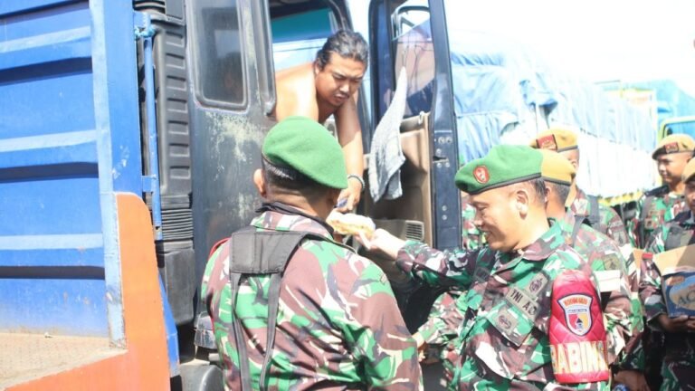 Senyum Haru Para Supir di Ketapang: Aksi Tulus Personel Kodim 0825 Banyuwangi Bikin Sopir Truk Merasa Diperhatikan