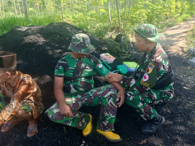 Tim Kesehatan Polkes 05-09-17 Probolinggo Dukung Sukses TMMD ke-128 Melalui Pelayanan Kesehatan.