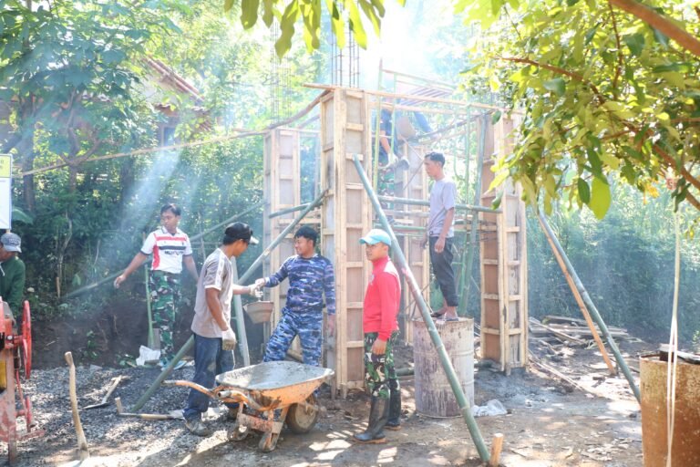 Prajurit TNI AU Lanud Abdulrachman Saleh Bersama Kodim 0820 Probolinggo Rampungkan Pembuatan Tandon Air di Lokasi TMMD 128.